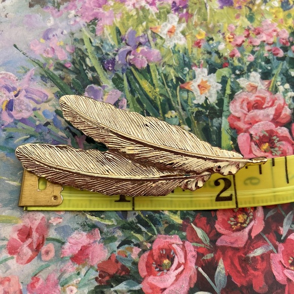 Vintage SIGNED GERRY’s Gold Toned Double Feather Broach - Picture 5 of 6